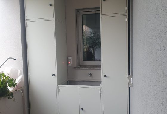 Mobili e porta lavandino – Bernareggio
